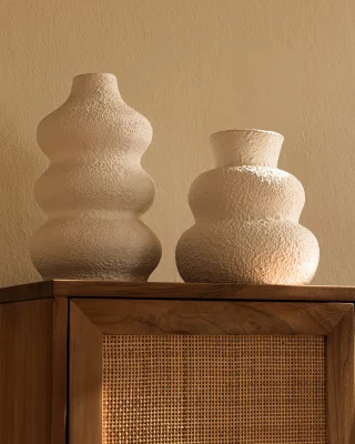 Líneas puras, materiales honestos y una estética que no necesita exceso para destacar. Así son nuestros jarrones de cerámica, piezas elegantes y atemporales en color blanco que permiten combinar volúmenes y alturas.

.

Línies pures, materials honestos i una estètica que no necessita excés per a destacar. Així són els nostres gerros de ceràmica, peces elegants i atemporals en color blanc que permeten combinar volums i altures.